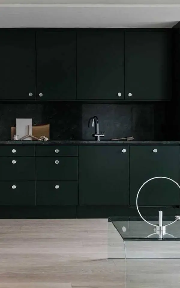 Neste ambiente o granito verde ubatuba invadiu a decoração do cômodo Neste ambiente o granito verde ubatuba invadiu a decoração do cômodo